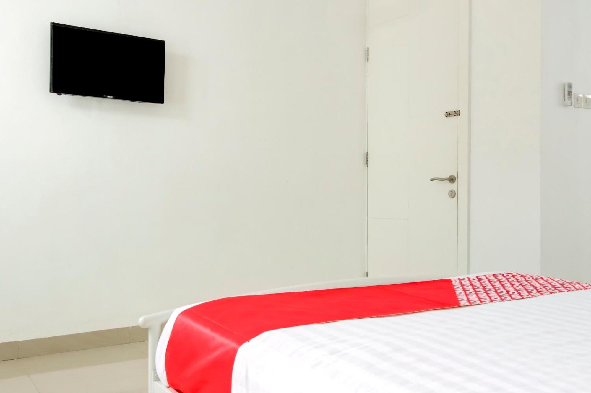 Hotel O Panakkukang Near Mall Panakkukang Formerly Golden White House Makassar Ngoại thất bức ảnh