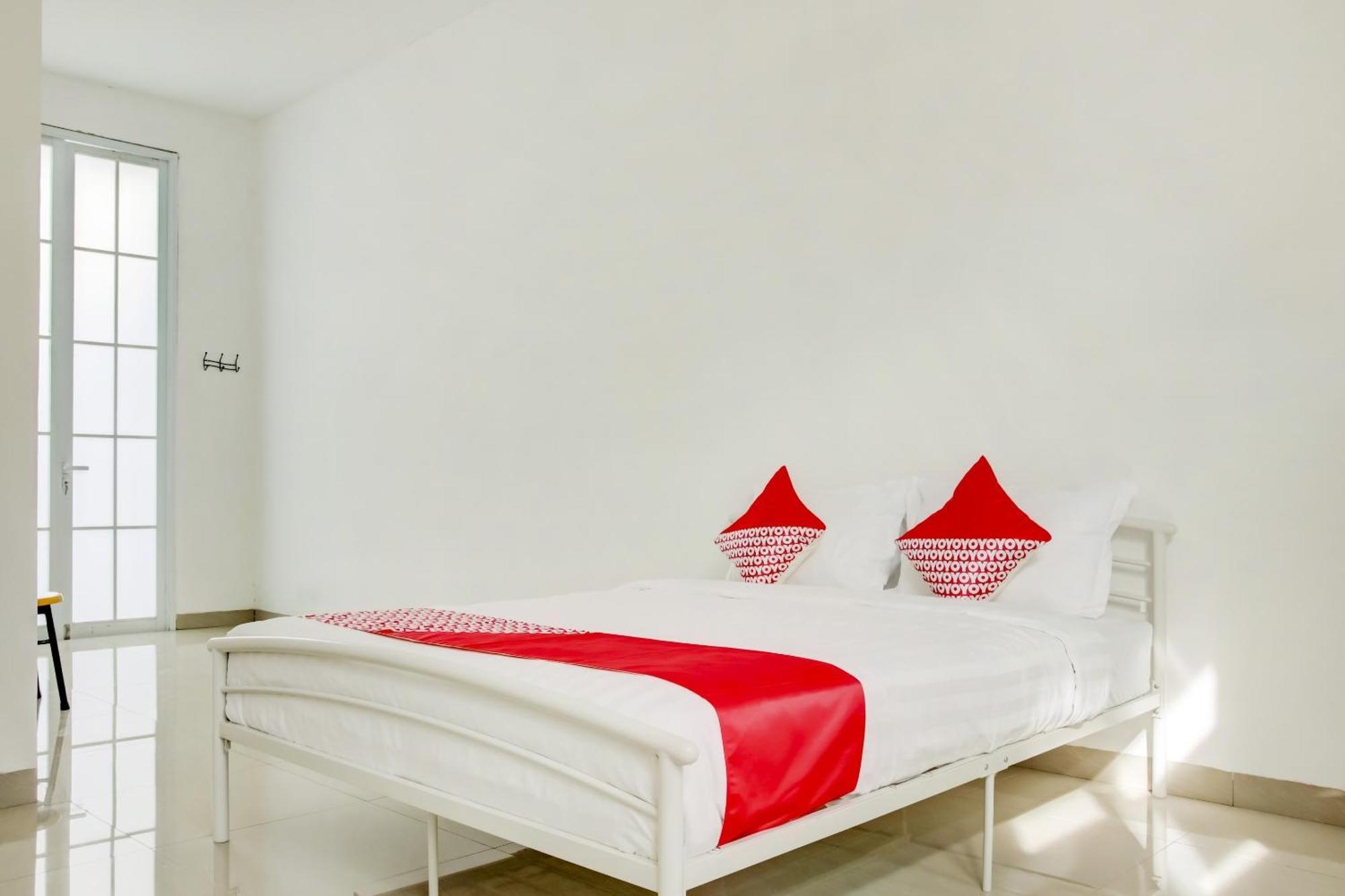 Hotel O Panakkukang Near Mall Panakkukang Formerly Golden White House Makassar Ngoại thất bức ảnh