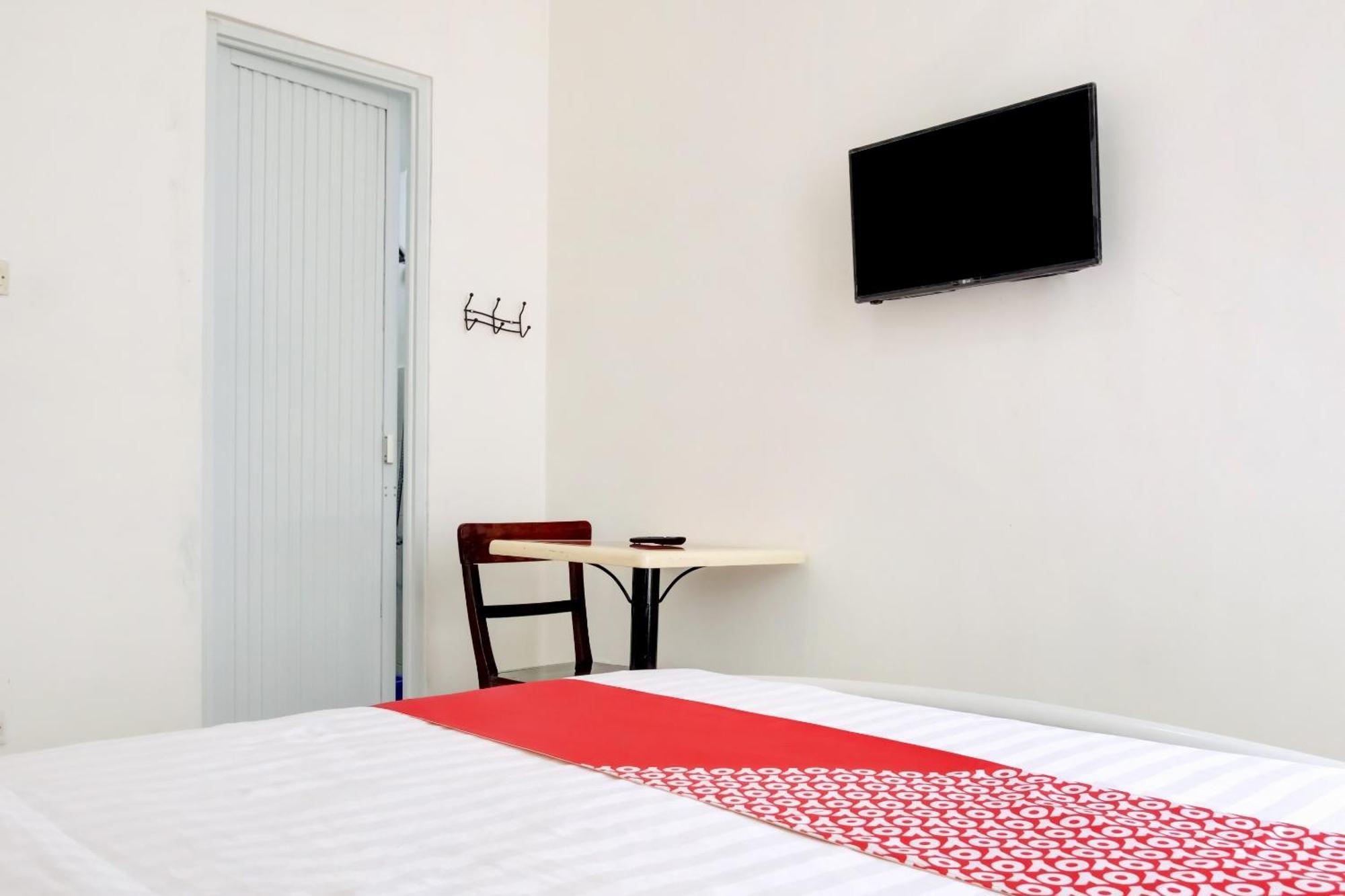 Hotel O Panakkukang Near Mall Panakkukang Formerly Golden White House Makassar Ngoại thất bức ảnh