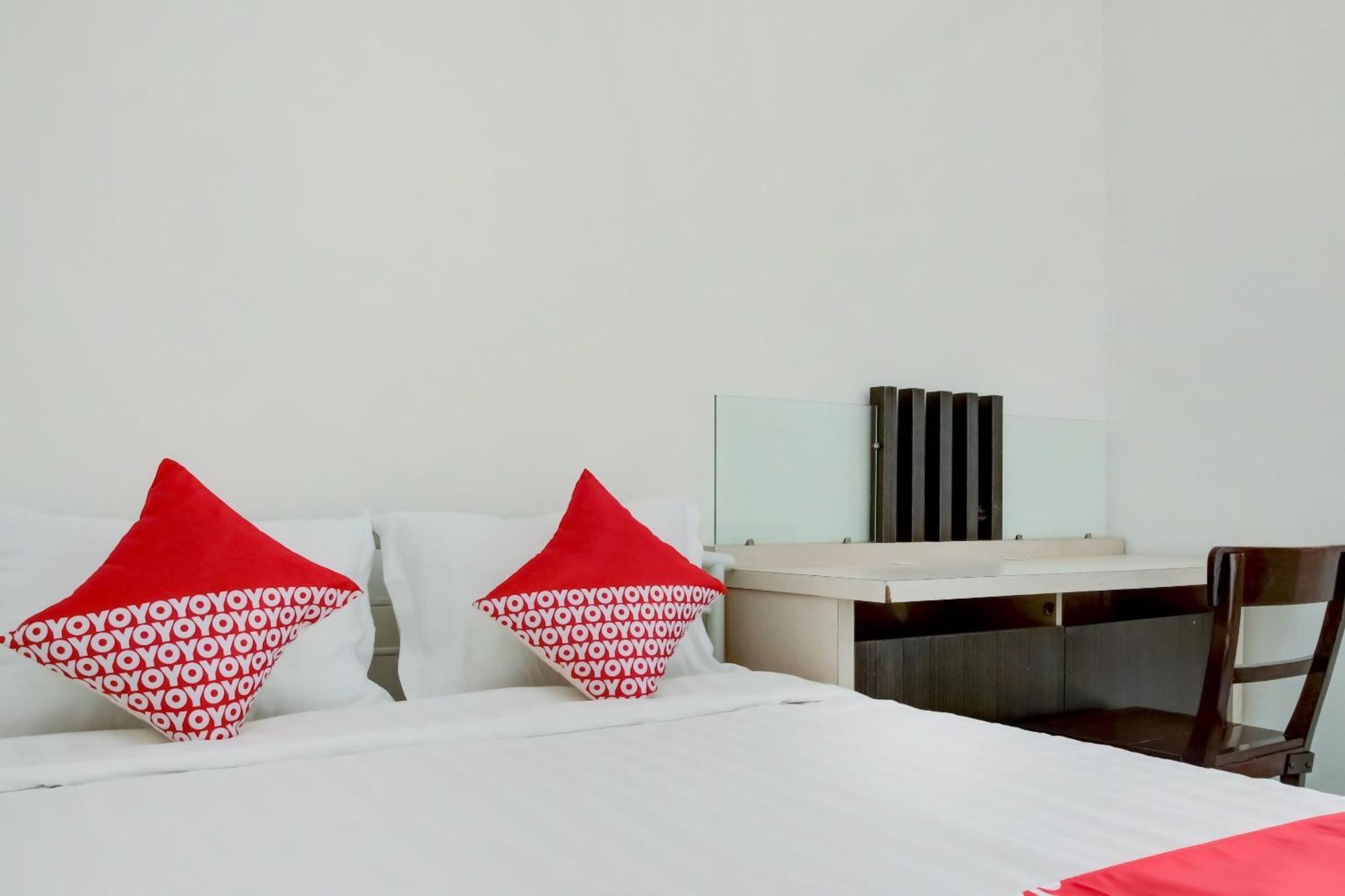 Hotel O Panakkukang Near Mall Panakkukang Formerly Golden White House Makassar Ngoại thất bức ảnh