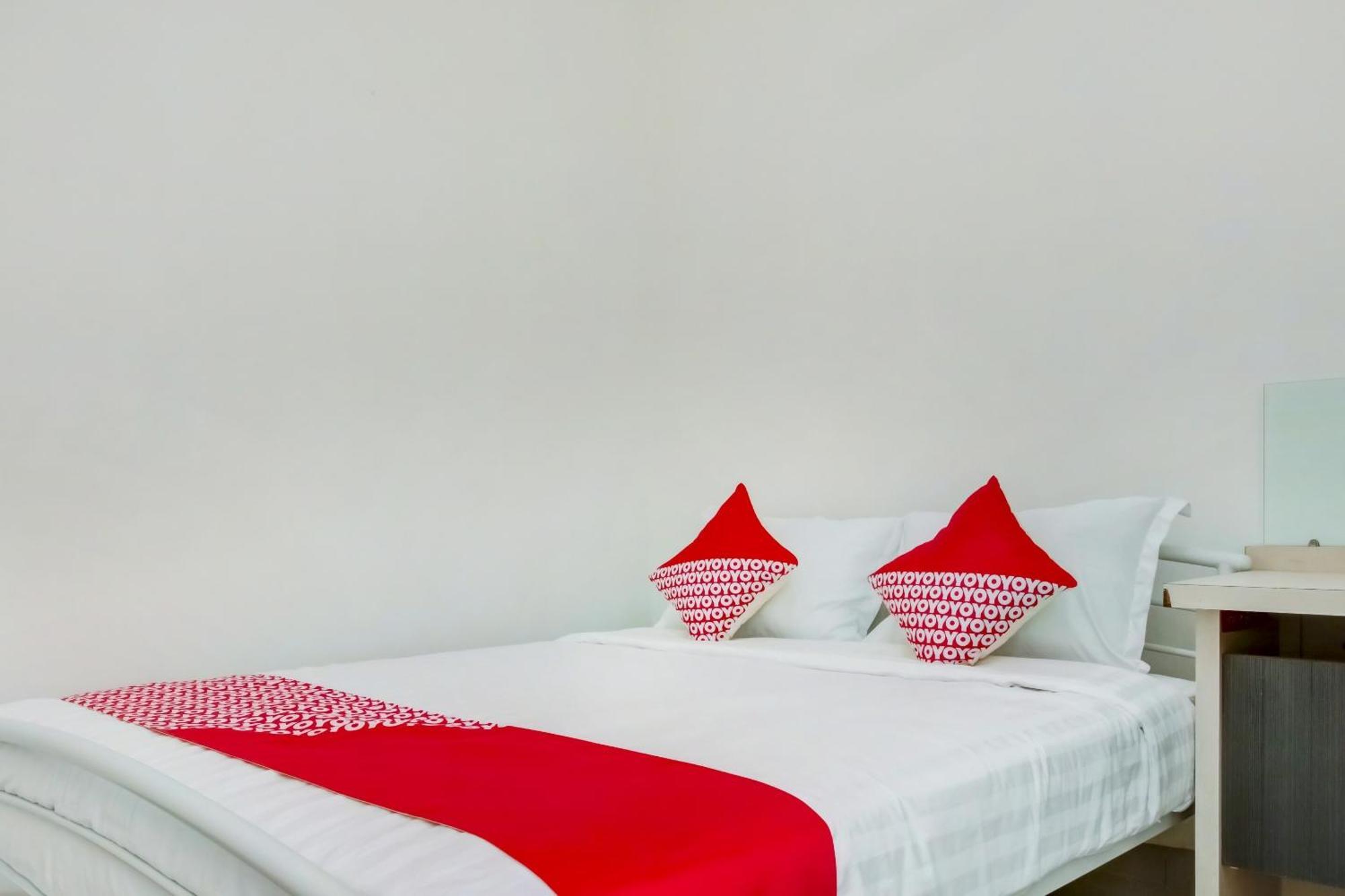 Hotel O Panakkukang Near Mall Panakkukang Formerly Golden White House Makassar Ngoại thất bức ảnh